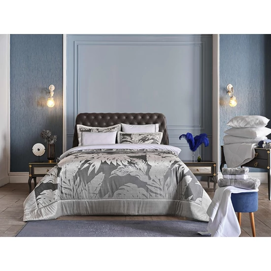 Isabel Deluxe Grey kétszemélyes ágyneműhuzat szett, ágytakaróval. Párnával és paplannal. Plusz törölközőkkel