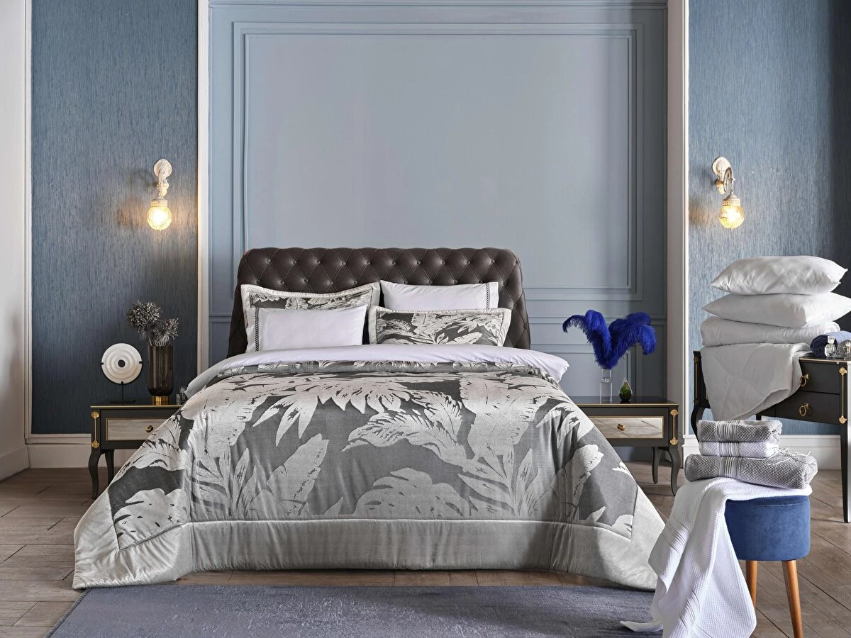 Isabel Deluxe Grey kétszemélyes ágyneműhuzat szett, ágytakaróval. Párnával és paplannal. Plusz törölközőkkel